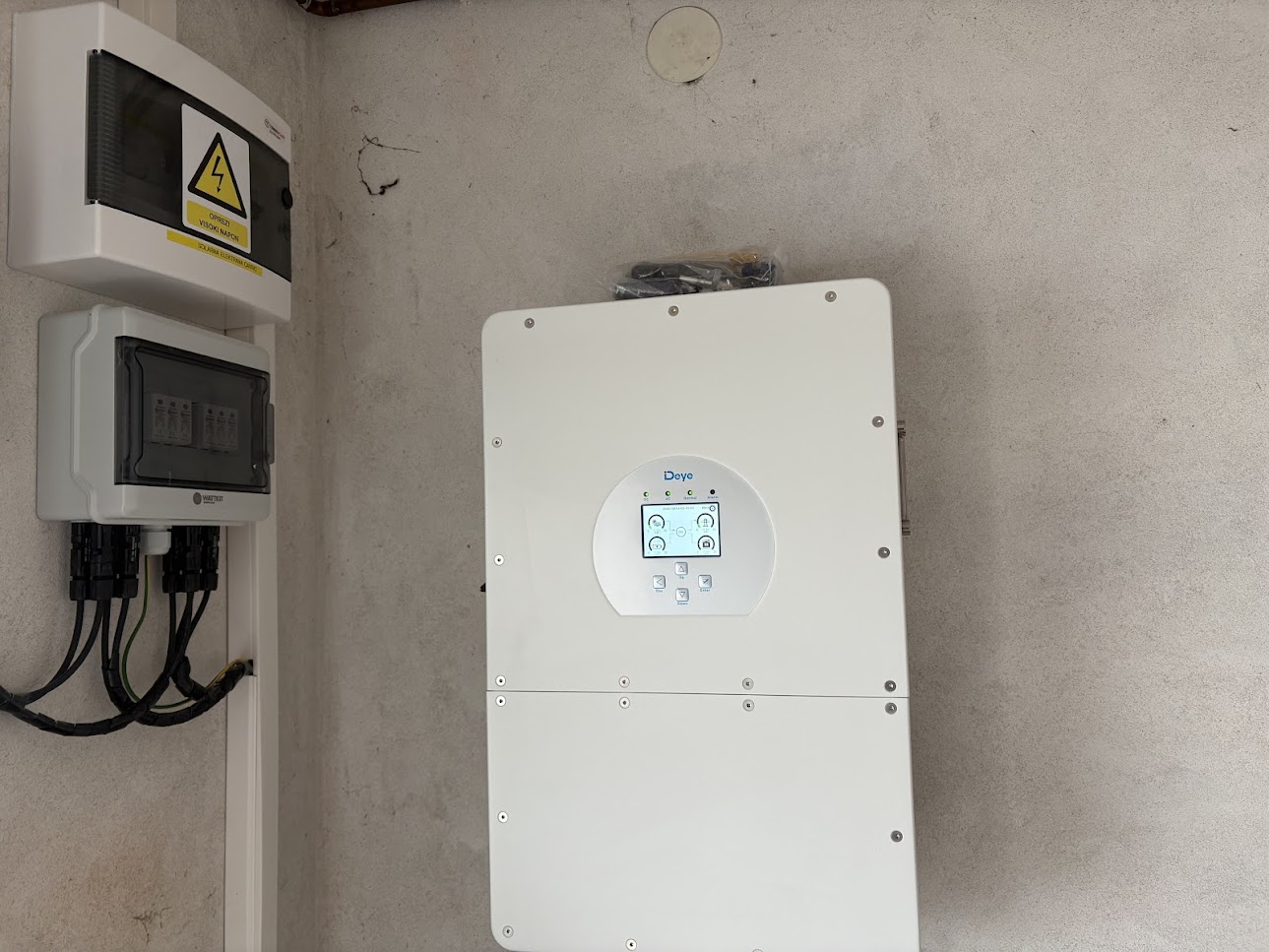 Hibridni solarni inverter Deye sa baterijom od 12KWh